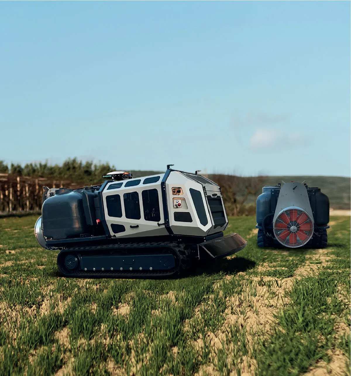 Robot Agricobots Atomatika al lavoro in campo con attrezzo portato