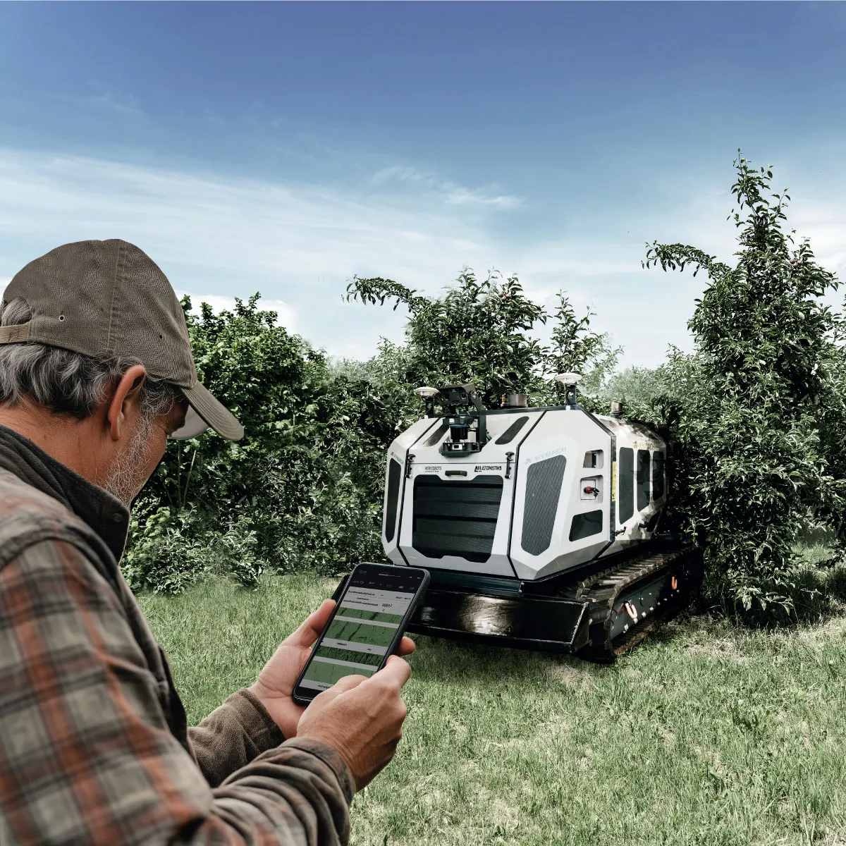 Robot agricolo Agricobots Atomatika comandato da tablet in un frutteto