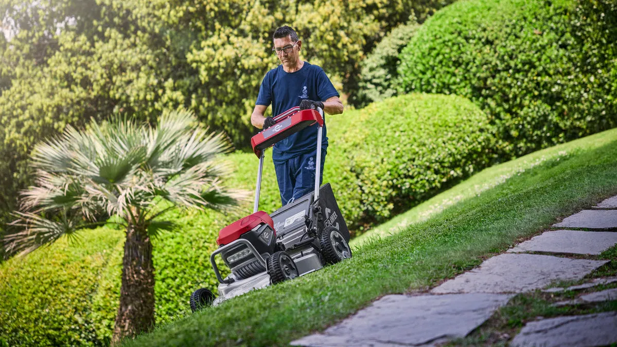 Rasaerba a batteria Cramer al lavoro in un giardino