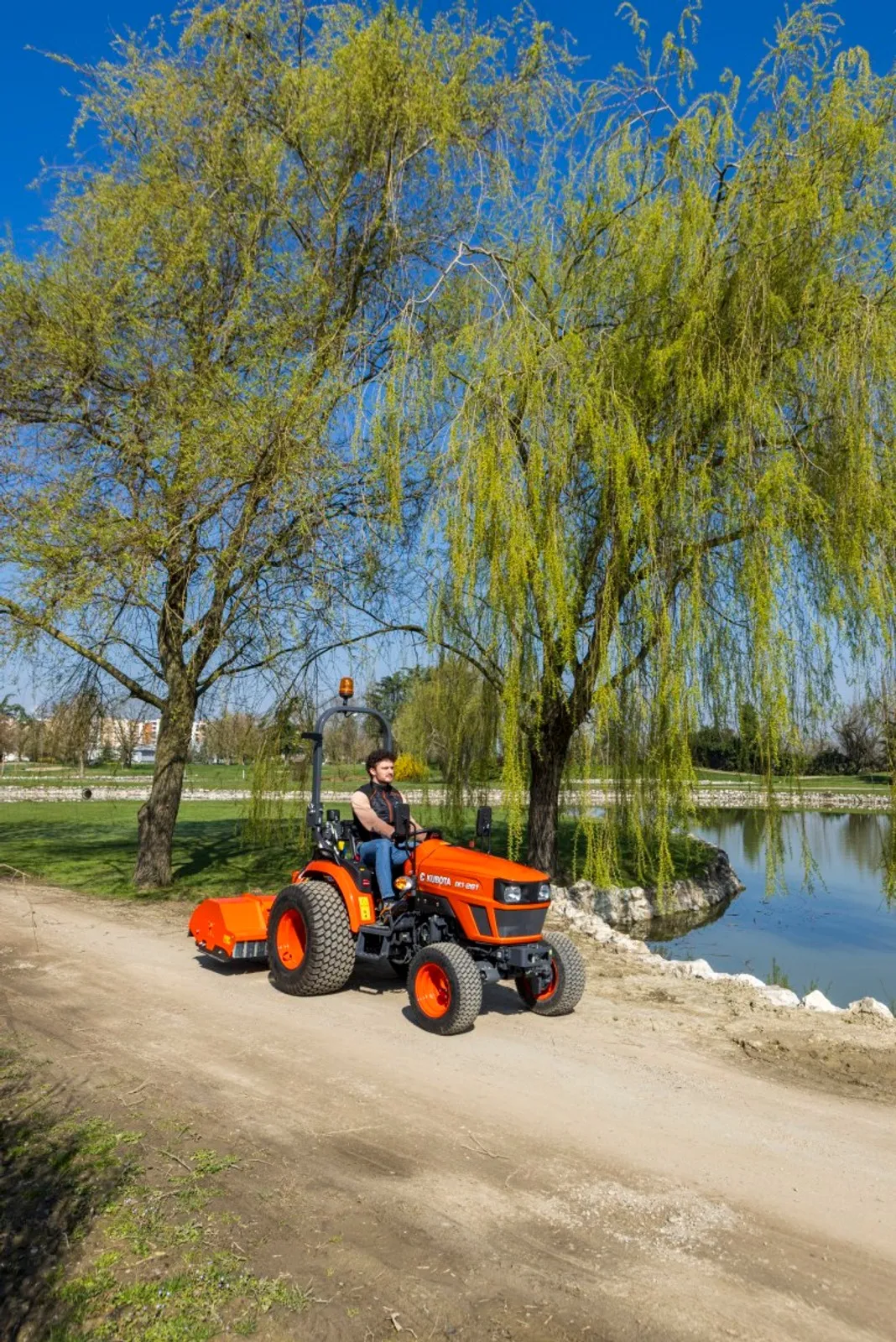 Kubota EK1-261 HST al lavoro in campagna
