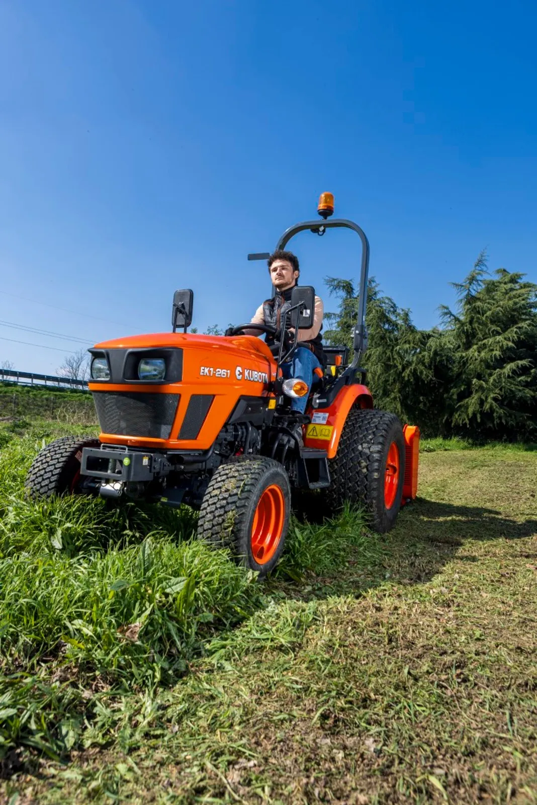 Kubota EK1-261 HST con operatore alla guida