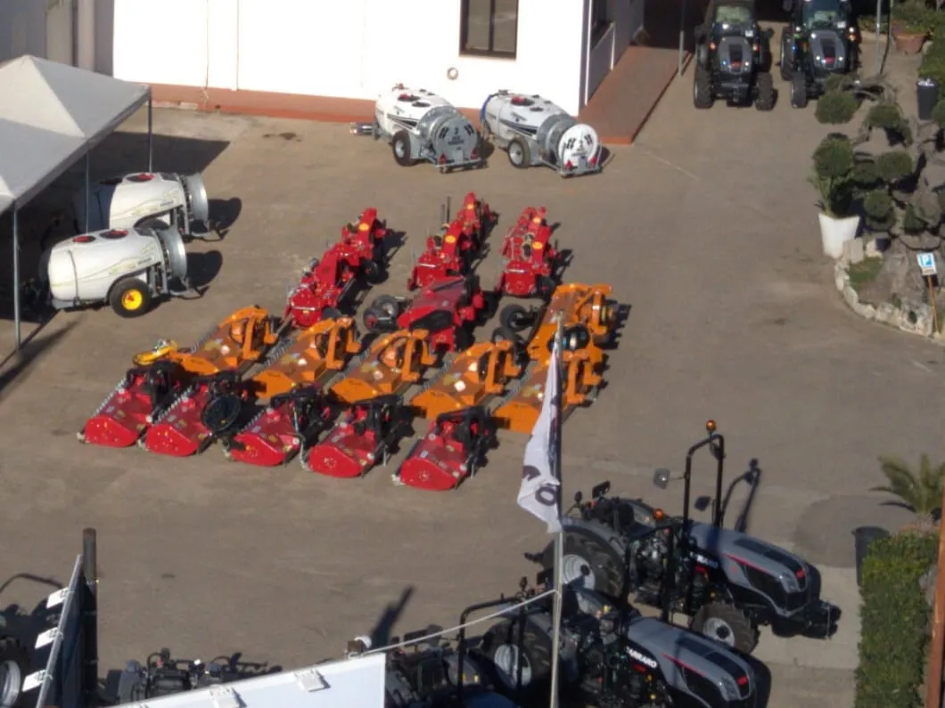 Frese, trince e atomizzatori nel piazzale di Settanni a Noicattaro