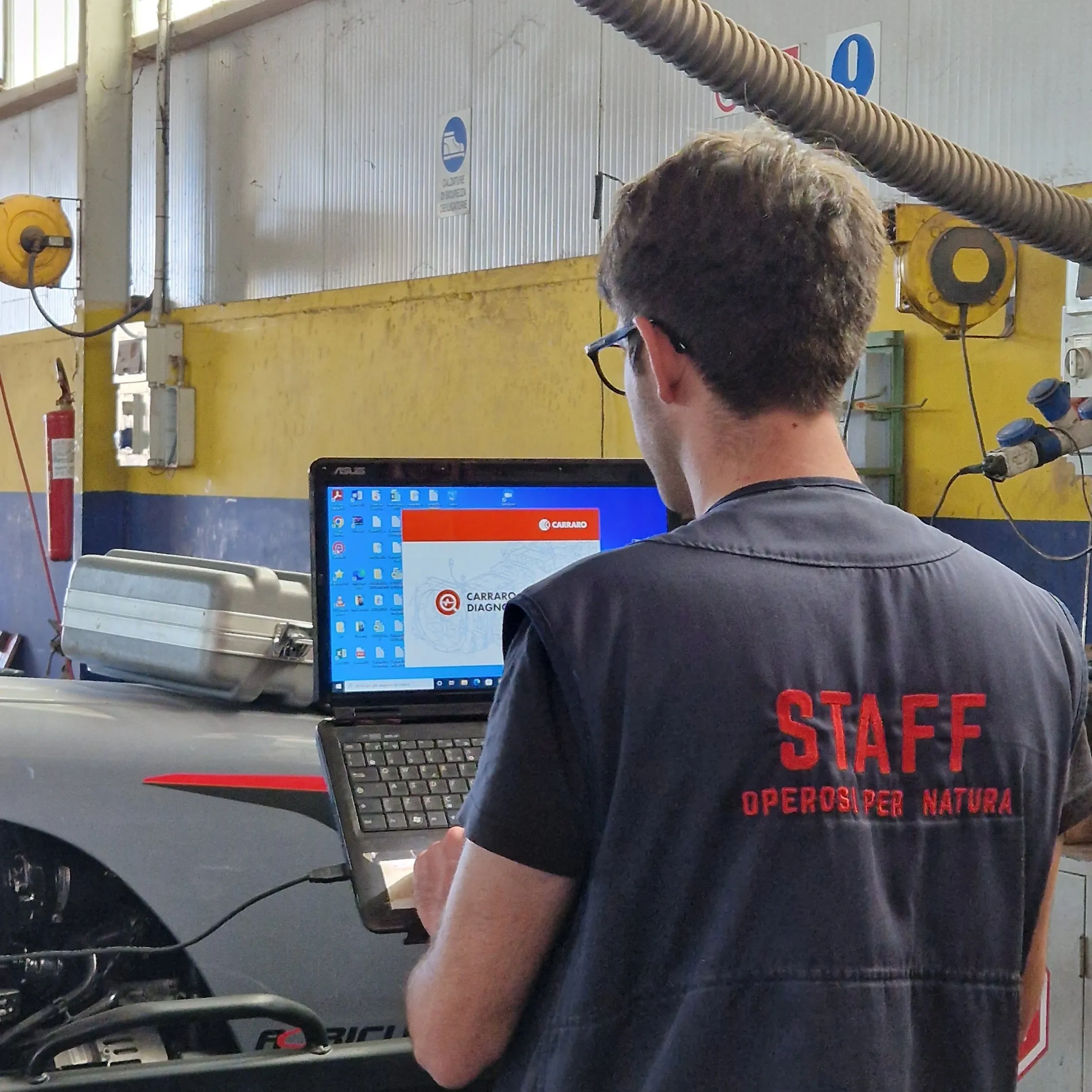 Tecnico Settanni alla diagnosi elettronica in officina
