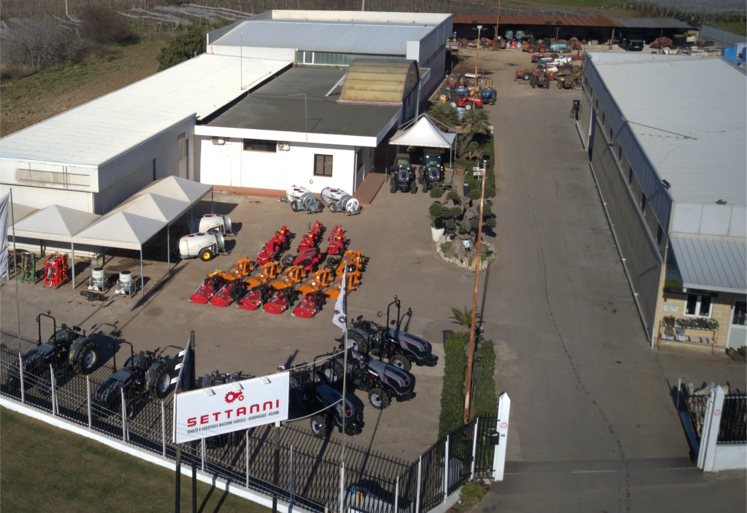 La sede di Settanni Macchine Agricole a Noicattaro (Bari): piazzale con trattori, attrezzature e l'insegna